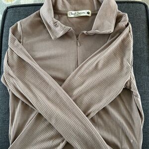 Cloud Dancer ribbed long sleeve shirt. Size medium. Dark tan/purplish color.